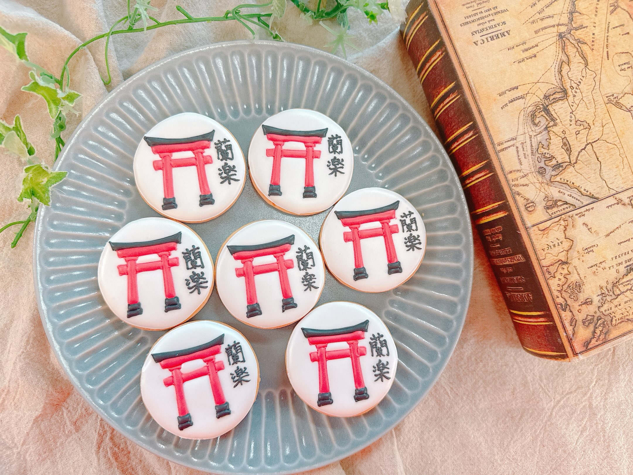 鳥居のモチーフと赤いリボンを組み合わせたSugar Craftのプチギフト